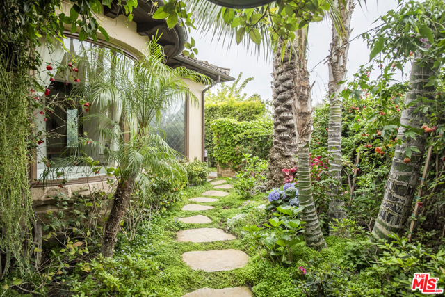 427 La Marina Drive, Camarillo CA: https://media.crmls.org/mediaz/20a34a7c-e920-4cd0-b5bb-ea15f729f2ab.jpg