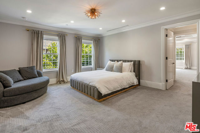 9885 Carmelita Avenue, Beverly Hills CA: https://media.crmls.org/mediaz/20a443c8-e3c0-427f-8530-05ee46637ea4.jpg