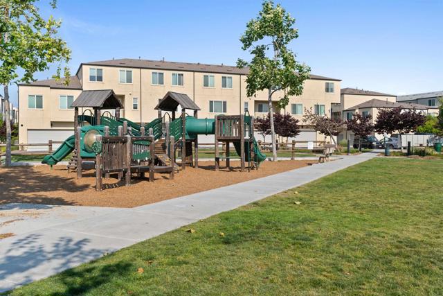 5212 Beachfront, San Diego CA: https://media.crmls.org/mediaz/20a56e33-fd6a-4579-828e-7b4e52cf5b10.jpg