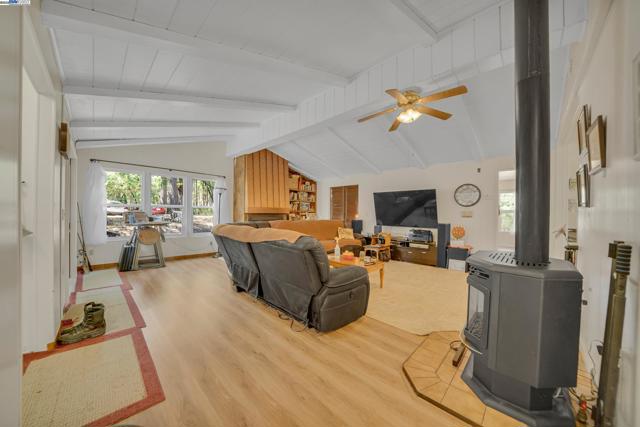 13567 Raccoon Mountain Rd, Grass Valley CA: https://media.crmls.org/mediaz/20a58886-2ff4-416e-8885-f1f690a22f53.jpg