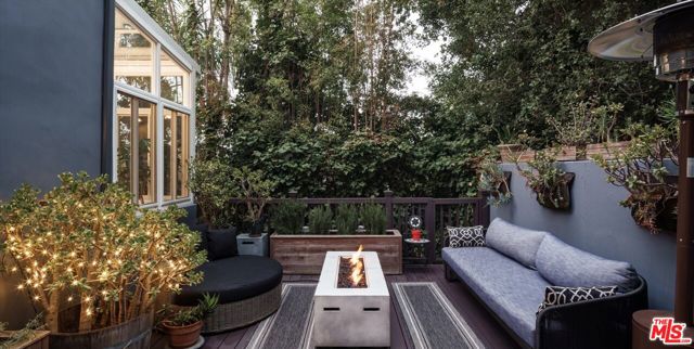 11372 Brill Drive, Studio City CA: https://media.crmls.org/mediaz/20a5b4eb-34fe-4312-a493-d9e28214f62e.jpg