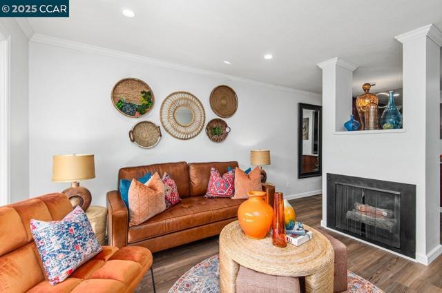 2742 Oak Rd, Walnut Creek CA: https://media.crmls.org/mediaz/20a66111-6a24-494f-9a6b-851b5b5e577c.jpg