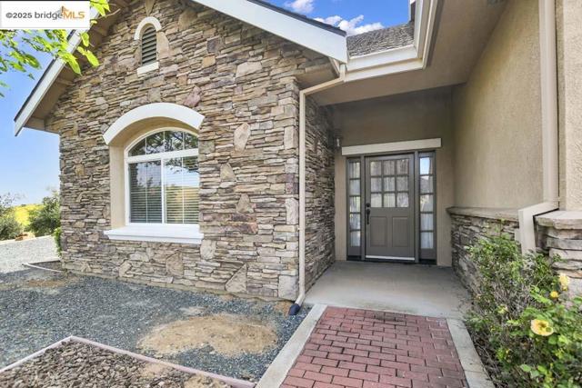 9050 Deer Valley Rd, Brentwood CA: https://media.crmls.org/mediaz/20a66976-ee10-48cc-989c-6855cd0a4d73.jpg