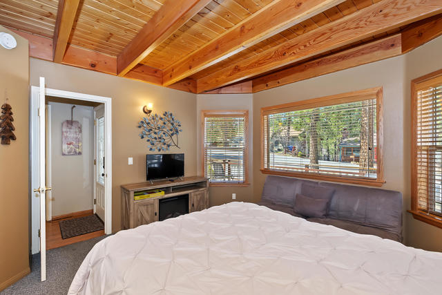 387 Wren Drive, Big Bear CA: https://media.crmls.org/mediaz/20a7824b-adfd-437d-91fa-41b2562a0f41.jpg