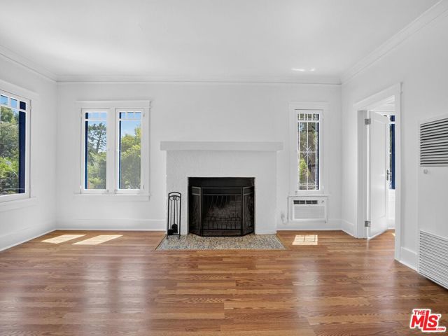 2565 Glen Green Street, Los Angeles CA: https://media.crmls.org/mediaz/20a7ecb2-1604-4814-9326-287dfac31e07.jpg