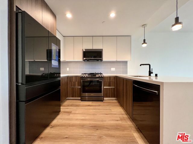 5801 Camerford Avenue, Los Angeles CA: https://media.crmls.org/mediaz/20ab9a76-f792-4416-8470-da07d6f56fe4.jpg