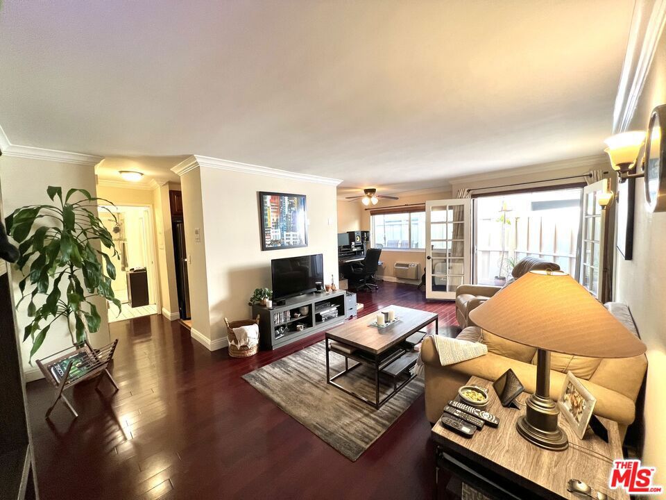 525 N Sycamore Avenue #202