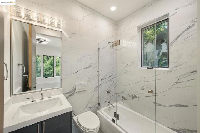 13462 Campus drive, Oakland CA: https://media.crmls.org/mediaz/20ad364f-a4bf-4b54-8137-858bd288463a.jpg
