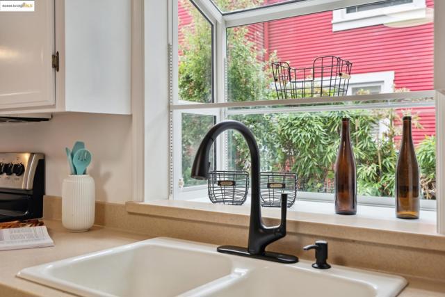 679 Mandana Blvd, Oakland CA: https://media.crmls.org/mediaz/20ad7656-8bf4-447d-87a9-c47c93632ead.jpg