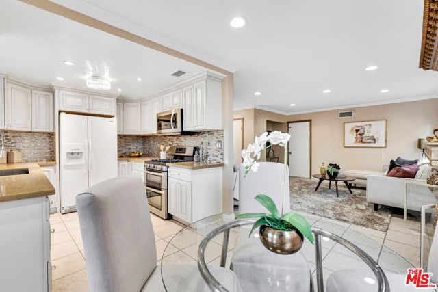 8333 Topeka Drive, Northridge CA: https://media.crmls.org/mediaz/20adbf57-24dd-4cbf-9d72-c71566bd92a7.jpg