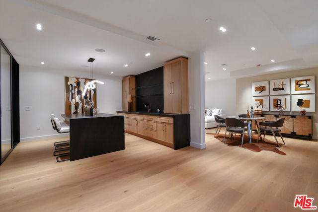 112 S Valley Street, Toluca Lake CA: https://media.crmls.org/mediaz/20ae501d-8e69-4a7d-81b0-8c1b8442c373.jpg