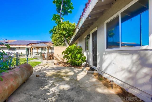 2035 Camino Cantera, Vista CA: https://media.crmls.org/mediaz/20ae8822-4e68-4a56-ac88-02d5279a292b.jpg