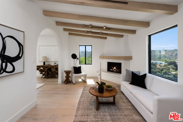 9714 Oak Pass Road, Beverly Hills CA: https://media.crmls.org/mediaz/20af8c10-5ebe-4f3e-b3d9-fd52a97cd034.jpg