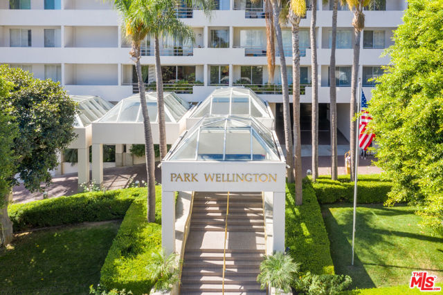 1131 Alta Loma Road, West Hollywood CA: https://media.crmls.org/mediaz/20afe905-2bcd-48fd-ab49-73e05e66a00c.jpg