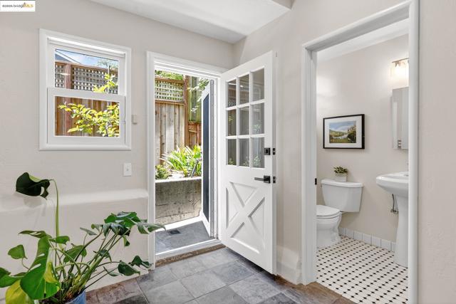 2773 Argyle Street, Oakland CA: https://media.crmls.org/mediaz/20b07c98-c309-4886-aab3-4ca31e8a0040.jpg
