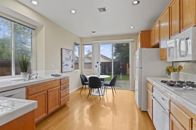 Detail Gallery Image 10 of 24 For 11086 Doverhill Rd, San Diego,  CA 92131 - 3 Beds | 2 Baths