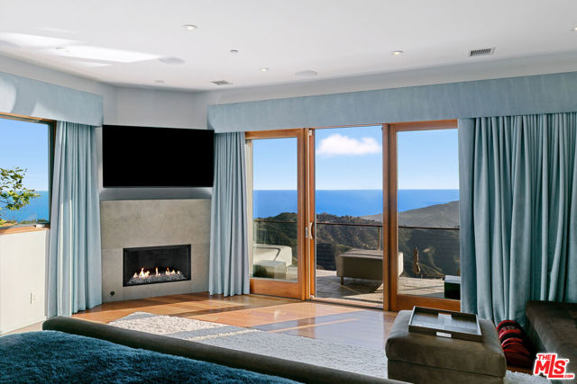 301 Loma Metisse Road, Malibu CA: https://media.crmls.org/mediaz/20b1d45e-4601-4b0b-bccf-22f64b95273b.jpg