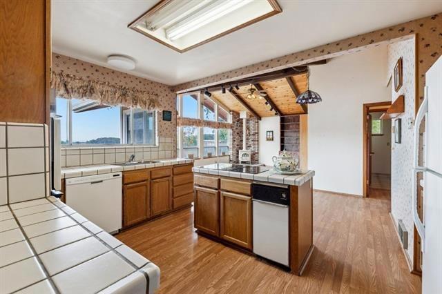 5677 Cloverdale Road, Pescadero CA: https://media.crmls.org/mediaz/20b25d66-0ca2-49c9-939a-3e2d9ad5d1bc.jpg