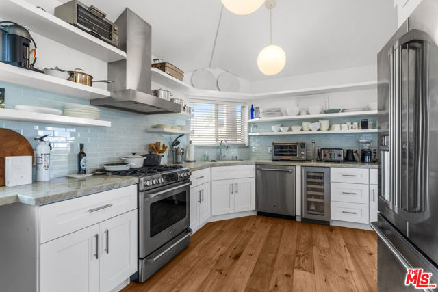 3501 Esplanade, Marina del Rey CA: https://media.crmls.org/mediaz/20b362aa-d94f-4f04-a7d5-93f2f37a1e4a.jpg