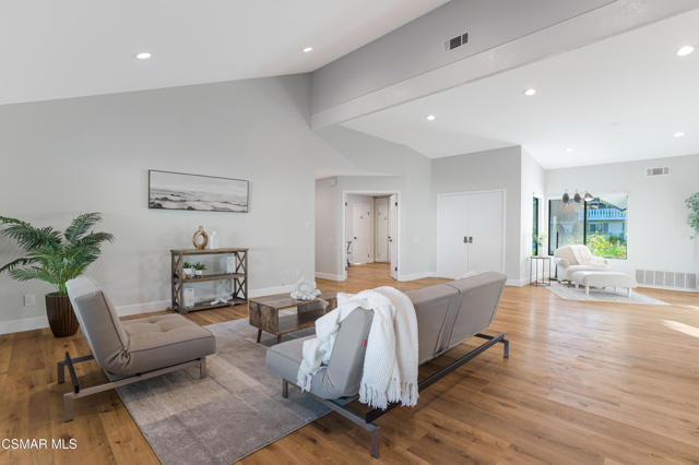 568 Bristol Avenue, Simi Valley CA: https://media.crmls.org/mediaz/20b394d6-0ff7-4df0-a1eb-5ae598a44a1c.jpg
