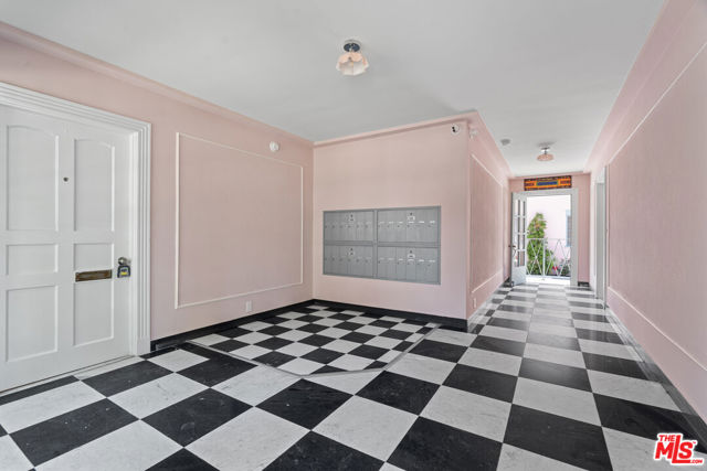 148 S Mccarty Drive, Beverly Hills CA: https://media.crmls.org/mediaz/20b497b4-18bf-4ebb-8dc6-1262004ff0d8.jpg
