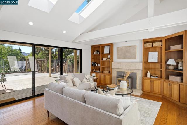 131 Clover Hill Court, Danville CA: https://media.crmls.org/mediaz/20b4bc97-874e-41e7-9aca-31a91d552eb0.jpg