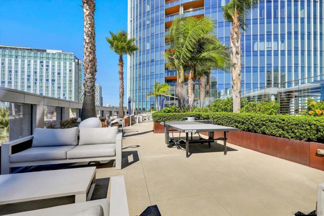 888 W E St, San Diego CA: https://media.crmls.org/mediaz/20b4e231-bcbd-4966-926f-58833f82aa37.jpg