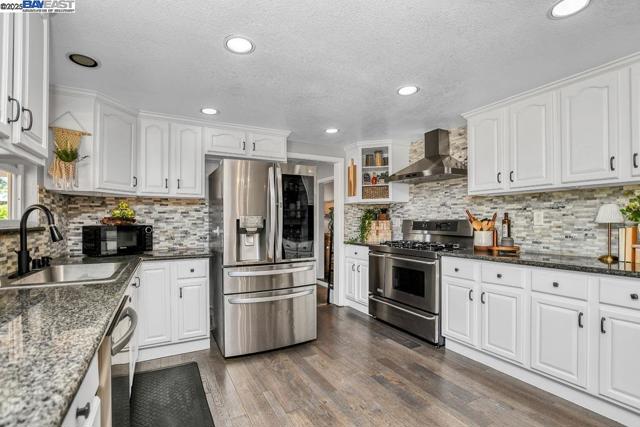 1941 Eden Plains Rd, Brentwood CA: https://media.crmls.org/mediaz/20b5de65-a900-4b0b-8405-7f0a22d522ca.jpg