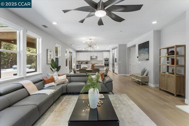 17691 Whisper Ln, Castro Valley CA: https://media.crmls.org/mediaz/20b6050a-d80f-4434-9b0e-f4286cbae744.jpg