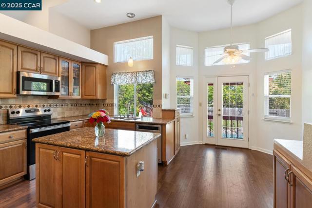 313 Willowwood Ct, Vacaville CA: https://media.crmls.org/mediaz/20b72ecf-8b40-45f2-9622-eb6386b826e2.jpg