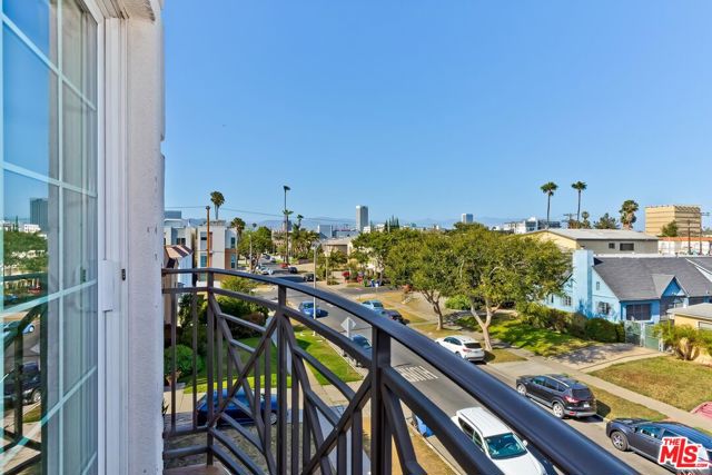1521 S HAYWORTH Avenue, Los Angeles CA: https://media.crmls.org/mediaz/20b75ad4-45e8-4e48-a5dd-8dc93db84ed1.jpg