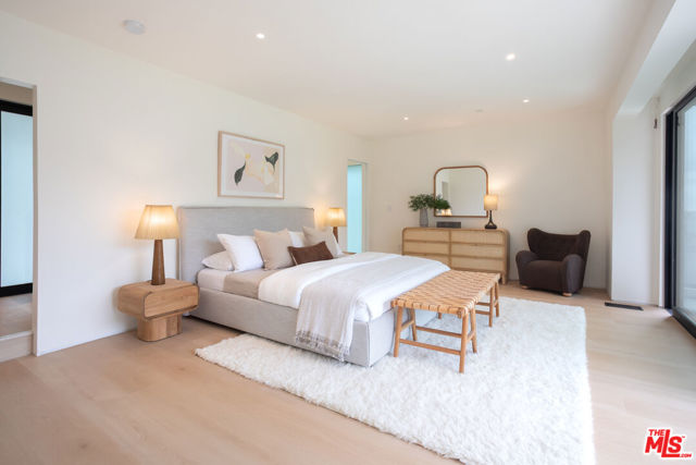 1943 Sunset Plaza Drive, Los Angeles CA: https://media.crmls.org/mediaz/20b7aae4-f862-414b-906d-4a523a42845a.jpg