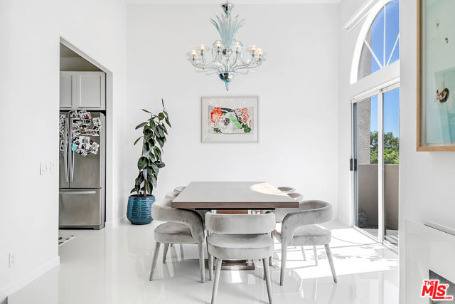 840 N Croft Avenue, Los Angeles CA: https://media.crmls.org/mediaz/20b81f2a-c76e-48be-b2b8-2c9bfaab3385.jpg