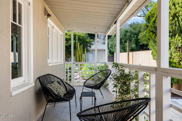 1807 New York Drive, Altadena CA: https://media.crmls.org/mediaz/20b857e2-b04c-4d16-afc8-3d911400bc41.jpg