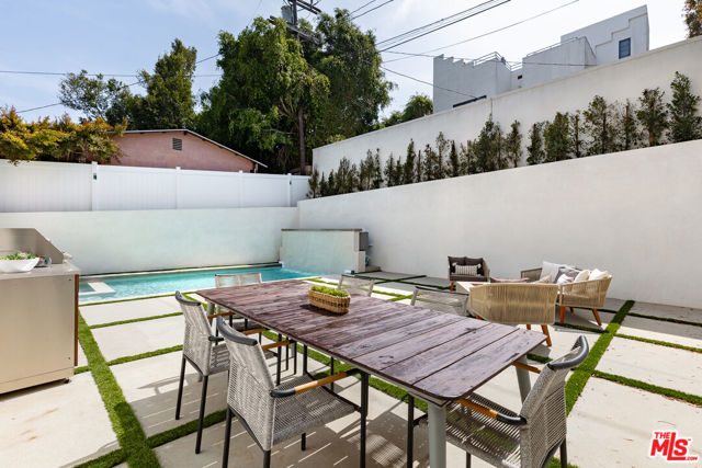 2565 Patricia Avenue, Los Angeles CA: https://media.crmls.org/mediaz/20b95720-94b2-4bc8-9bf5-d2296d2ef3e2.jpg