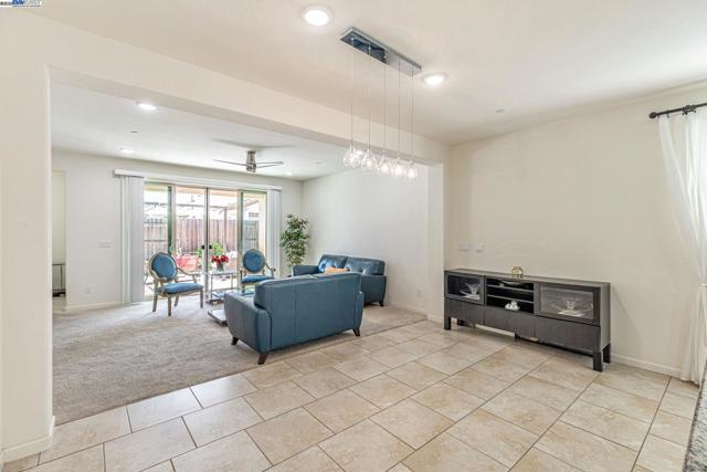 9315 Wild Lilac Cir, Sacramento CA: https://media.crmls.org/mediaz/20bb1d1b-b1bc-4385-b206-a55f2cf85701.jpg