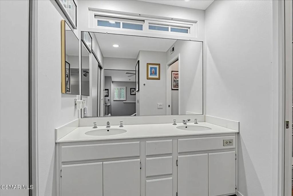 https://media.crmls.org/mediaz/20bb7d49-f59c-4afa-b75e-42e942292033.jpg?preset=X-Large