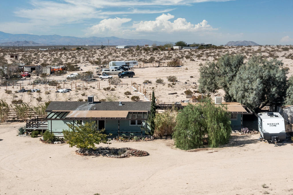 https://media.crmls.org/mediaz/20bb86e7-6855-4fb4-8b1c-0511bc29b352.jpg?preset=X-Large