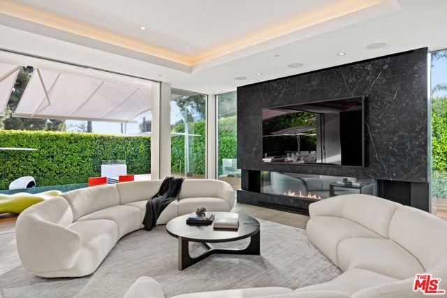 1410 Georgina Avenue, Santa Monica CA: https://media.crmls.org/mediaz/20bd897b-4966-4785-93fa-46ab06a5e806.jpg