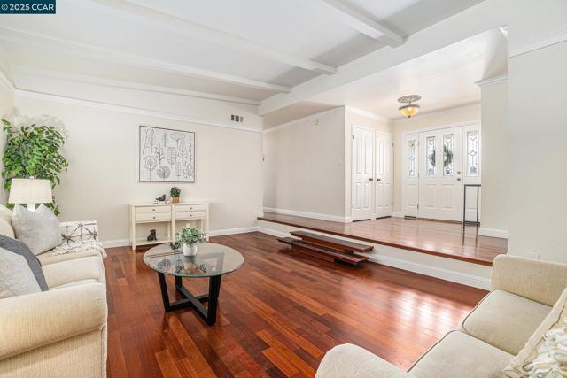 1543 Heartwood Dr, Concord CA: https://media.crmls.org/mediaz/20bd9b0d-e4c9-4998-b2fa-5ae0ba9723b5.jpg