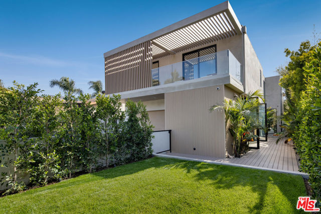 2457 Glyndon Avenue, Venice CA: https://media.crmls.org/mediaz/20be12ec-dd2e-4817-9fec-339d0379666a.jpg