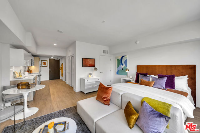 2801 Sunset Place, Los Angeles CA: https://media.crmls.org/mediaz/20be7b75-dd45-4109-b220-7c0adc9a28d6.jpg