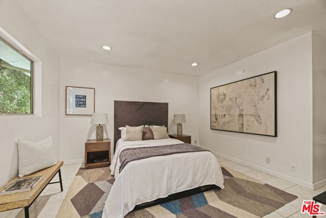 8630 Allenwood Road, Los Angeles CA: https://media.crmls.org/mediaz/20beab98-5422-460d-88bb-af0becde19e6.jpg