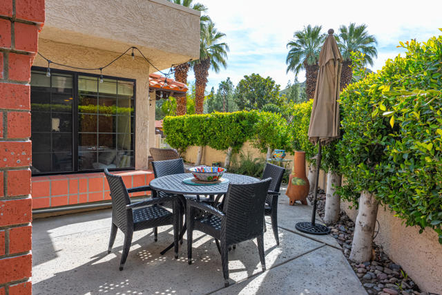 2345 S Cherokee Way, Palm Springs CA: https://media.crmls.org/mediaz/20c1a841-893b-4fb7-9760-0e9c34b949f9.jpg