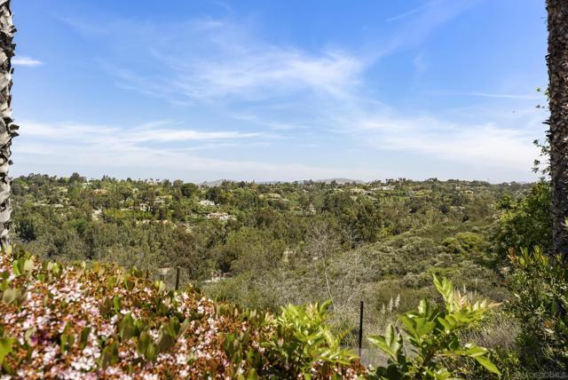 6518 Monte Fuego, Rancho Santa Fe CA: https://media.crmls.org/mediaz/20c2108f-f693-4f69-b158-3c0ca0885eca.jpg