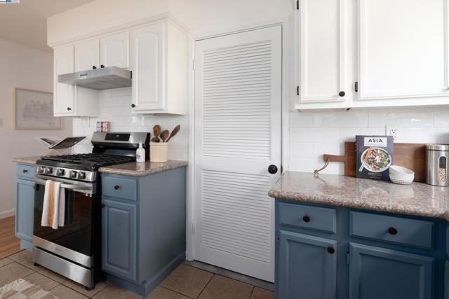 10906 Reposo Dr, Oakland CA: https://media.crmls.org/mediaz/20c2caf9-6d86-4027-920e-b7cc5f48ab8a.jpg