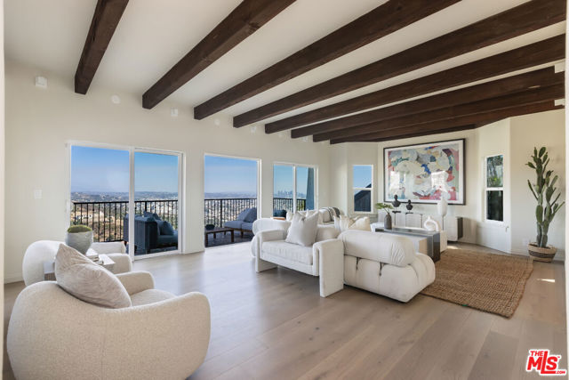 8300 Grand View Drive, Los Angeles CA: https://media.crmls.org/mediaz/20c2e885-a616-4634-8a00-2f8b3f6940e2.jpg