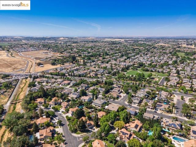 1281 Sea Vista Dr, Brentwood CA: https://media.crmls.org/mediaz/20c448d9-56f8-41a9-9382-abc98a3eff49.jpg