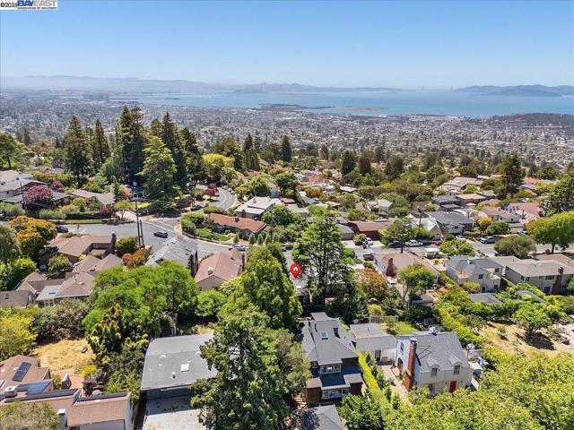 543 Grizzly Peak Blvd, Berkeley CA: https://media.crmls.org/mediaz/20c4e055-5f84-4493-9fa3-7a48895a6807.jpg