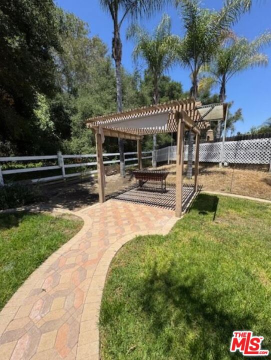 1808 Fallbrook Oaks Court, Fallbrook CA: https://media.crmls.org/mediaz/20c5034f-441c-448a-91de-166a6341aef8.jpg
